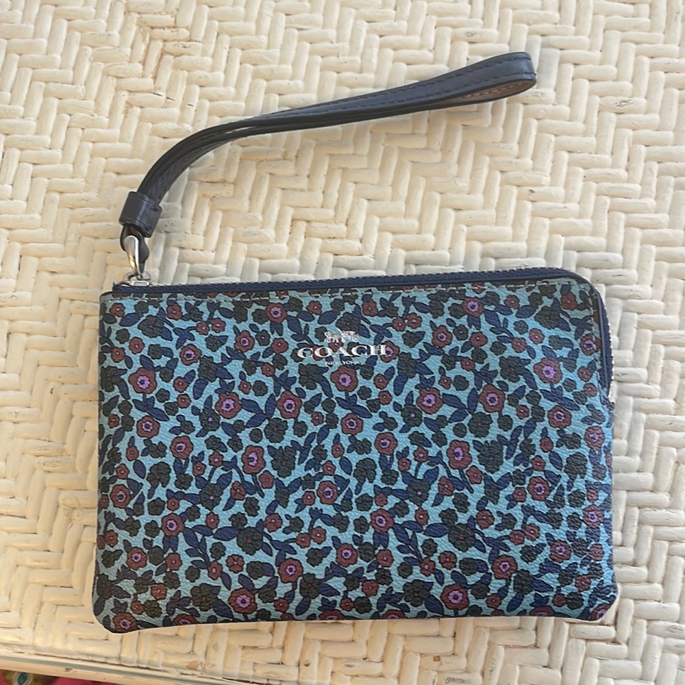 Coach small coin purse/wallet! Barely used